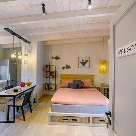 Fiorela'S Casa- A Stylish Loft Apartment In The Heart Of Preveza Bagian luar foto